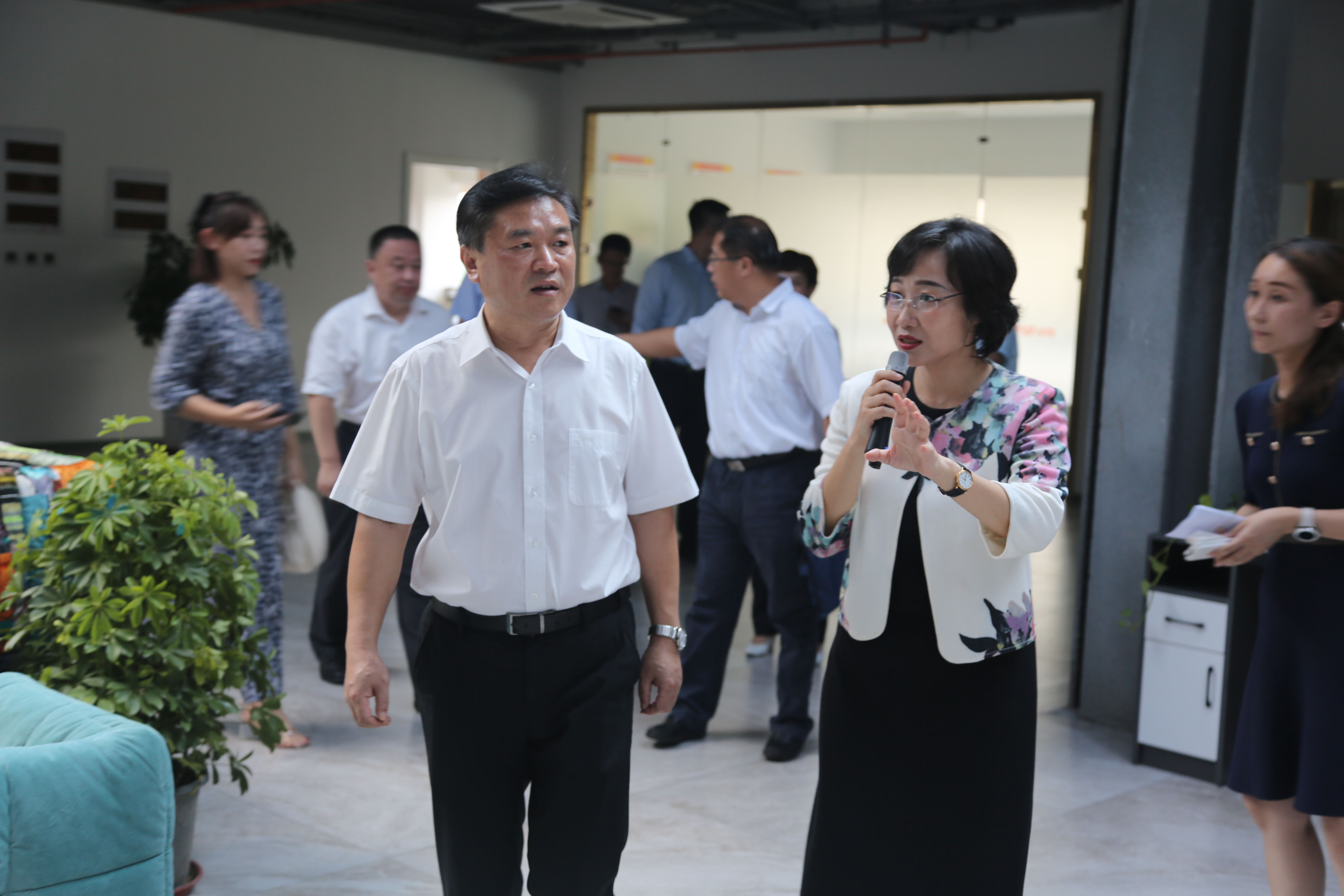 【佳怡快訊】中共濟(jì)南市委常委、政法委書記秦傳濱一行蒞臨佳怡調(diào)研指導(dǎo)工作